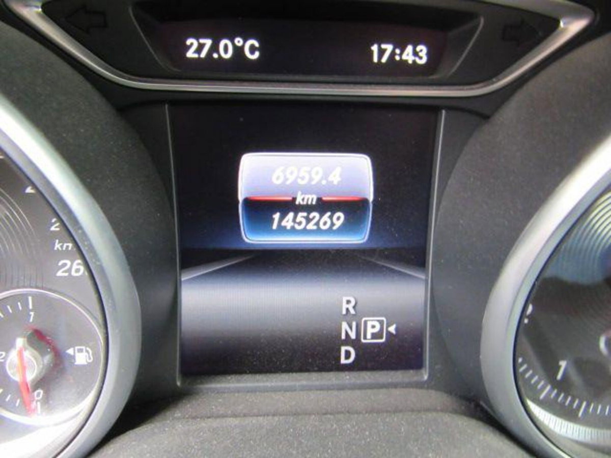 Mercedes-Benz GLA SUV 180 Premium (8)