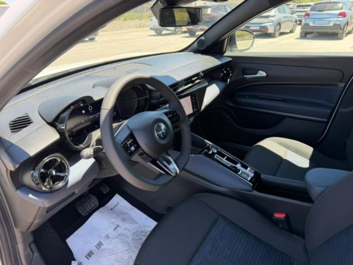Alfa Romeo Junior 1.2 ibrida Sprint 145cv edct6 (11)