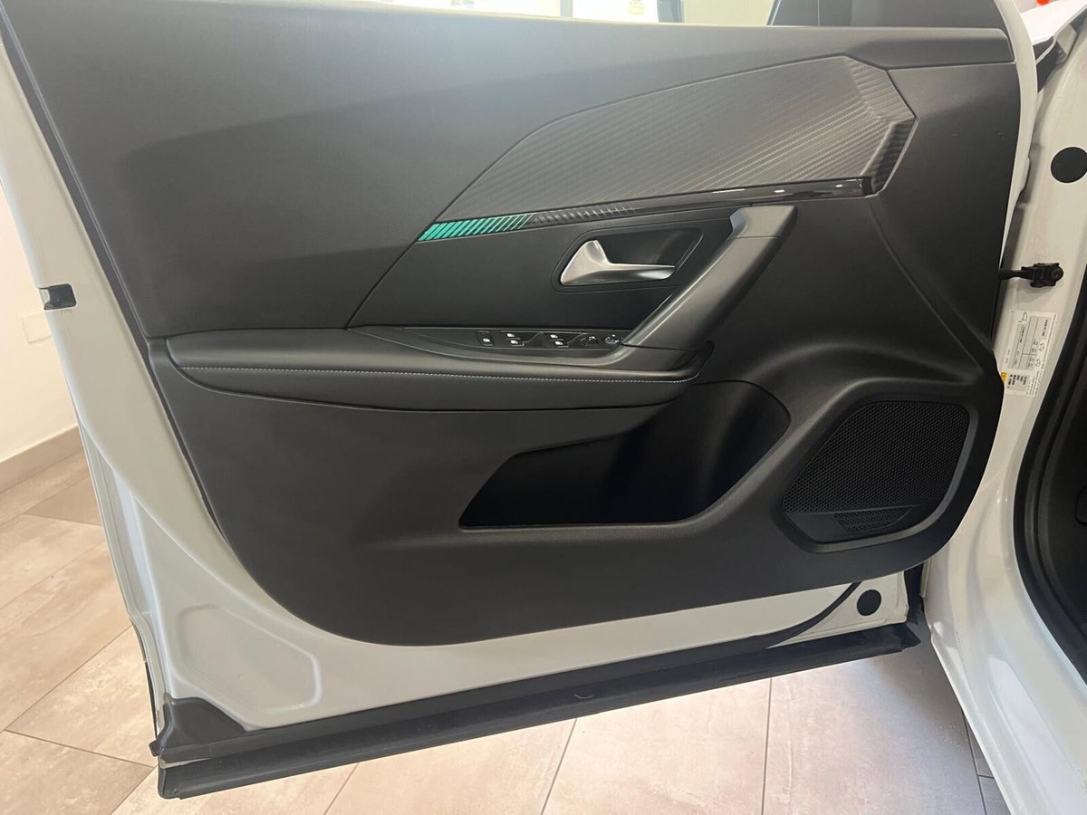 Peugeot 2008 BlueHDi 130 S&S EAT8 GT Pack (8)