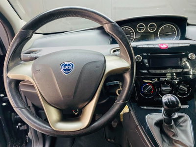 Lancia Ypsilon 1.2 69 CV 5 porte Platinum (8)