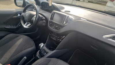 Peugeot 2008 e-HDi 92 CV Stop&Start robotizzato Allure (5)