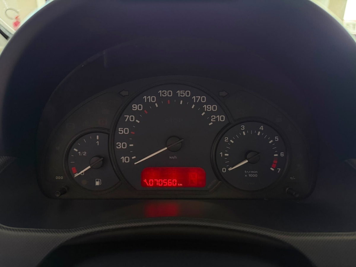 Peugeot 1007 1.4 Happy (9)