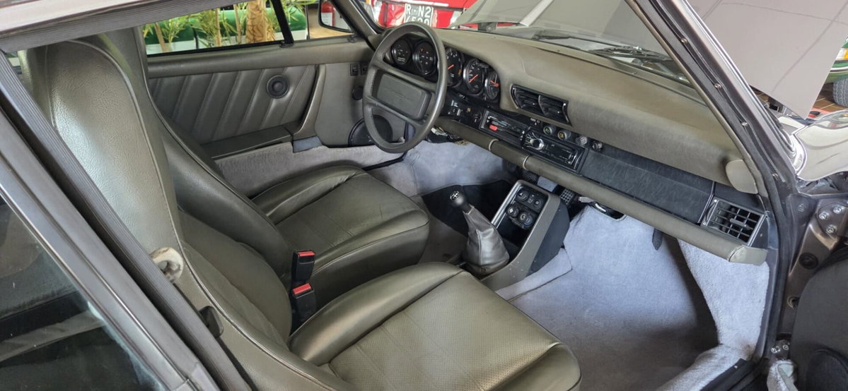 Porsche 911 Coupé Carrera 3.2 (11)