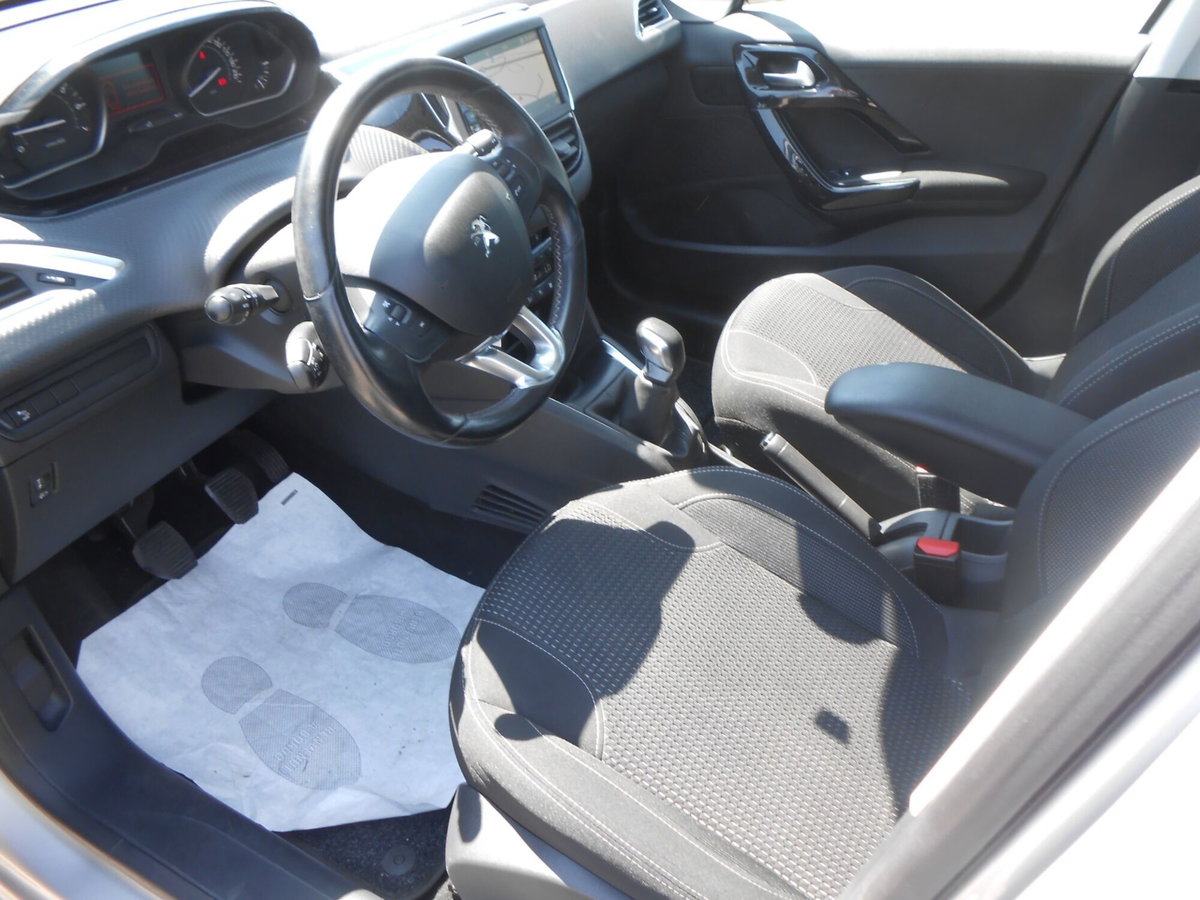 Peugeot 208 82 5 porte Allure (5)