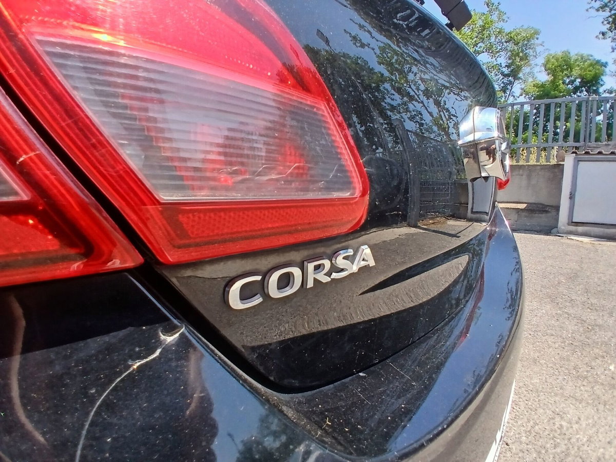 Opel Corsa 1.4 90CV 5 porte Black Edition (13)