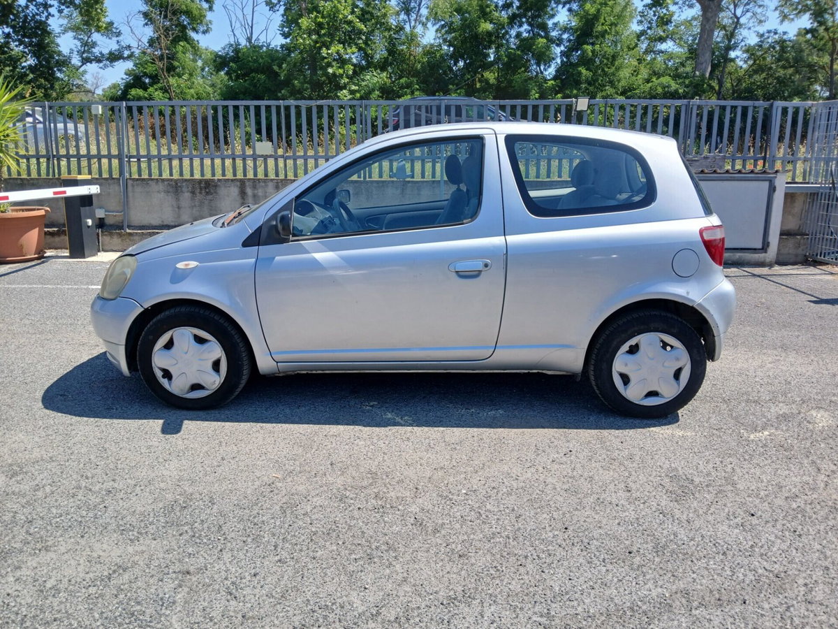 Toyota Yaris 16V cat 3 porte Sol (8)