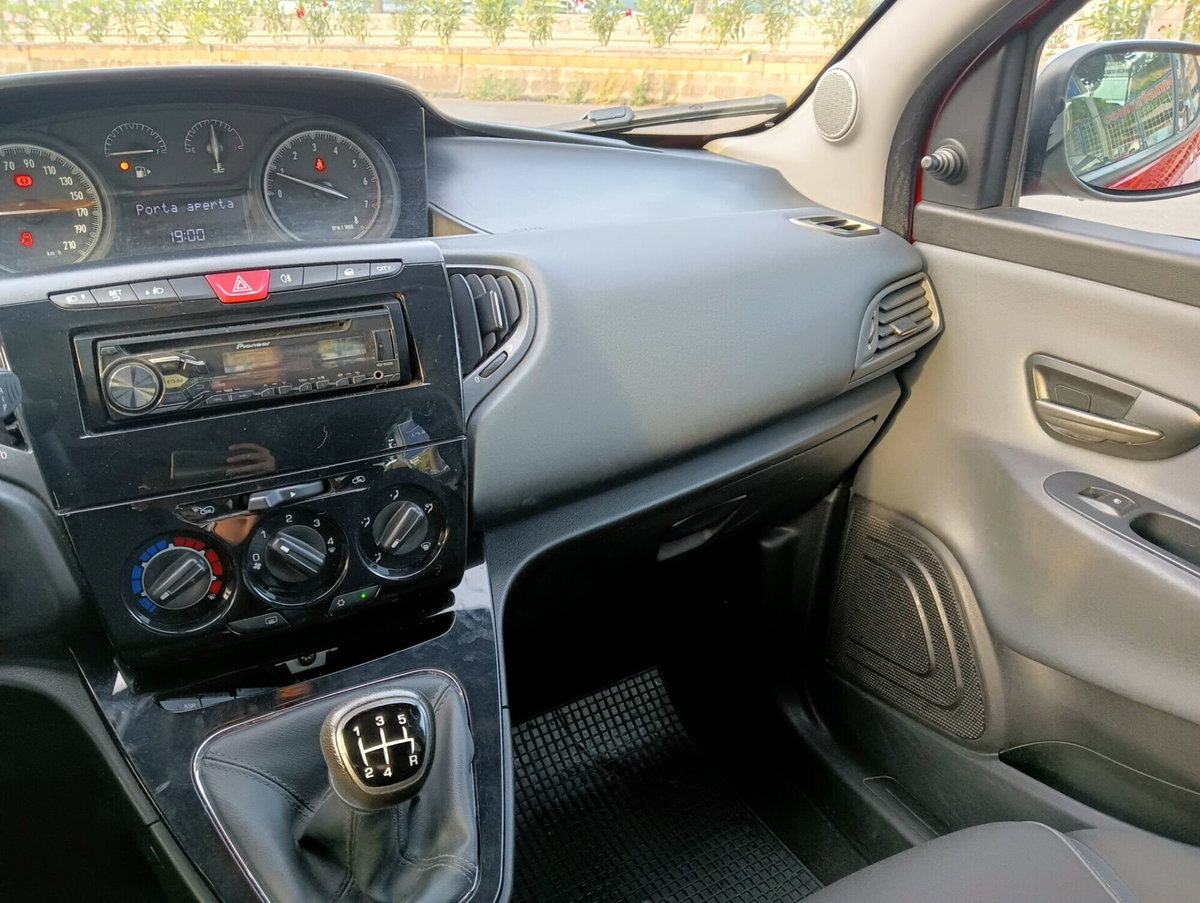 Lancia Ypsilon 1.2 69 CV 5 porte Silver (10)