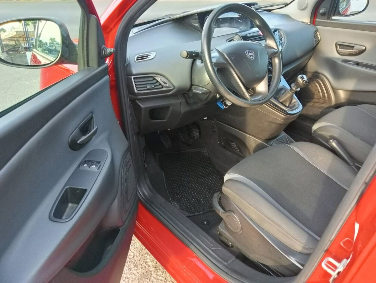 Lancia Ypsilon 1.2 69 CV 5 porte Silver (7)