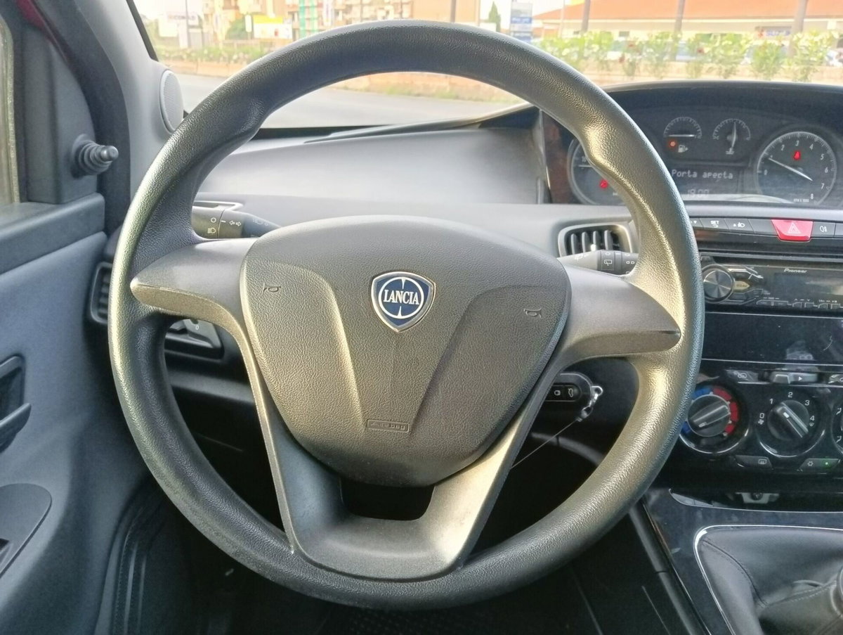 Lancia Ypsilon 1.2 69 CV 5 porte Silver (9)