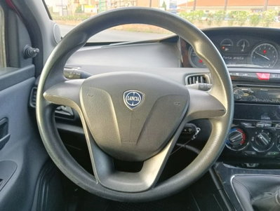 Lancia Ypsilon 1.2 69 CV 5 porte Silver (9)