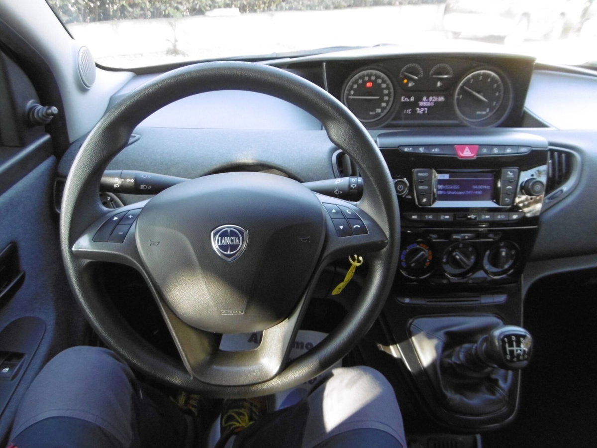 Lancia Ypsilon 1.0 FireFly 5 porte S&S Hybrid Silver Plus (11)