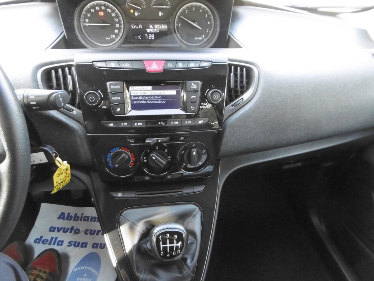 Lancia Ypsilon 1.0 FireFly 5 porte S&S Hybrid Silver Plus (12)
