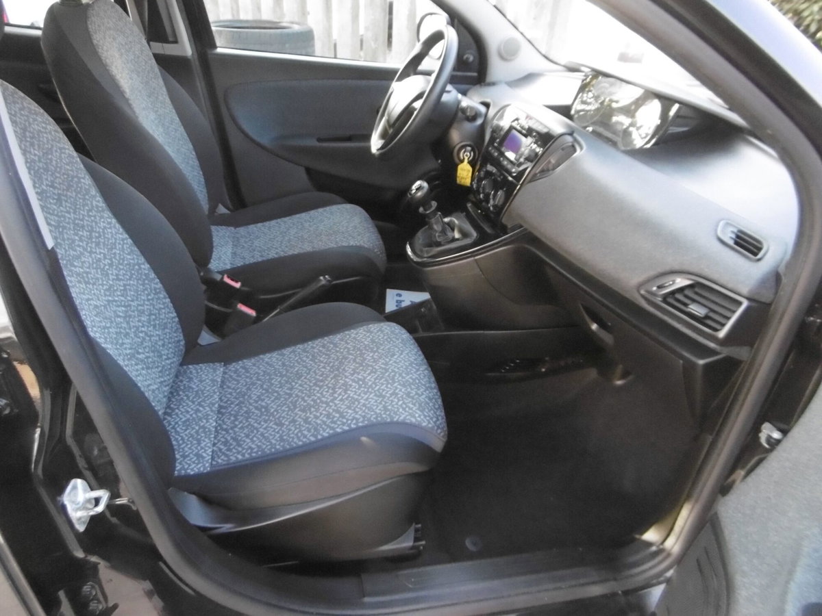 Lancia Ypsilon 1.0 FireFly 5 porte S&S Hybrid Silver Plus (13)