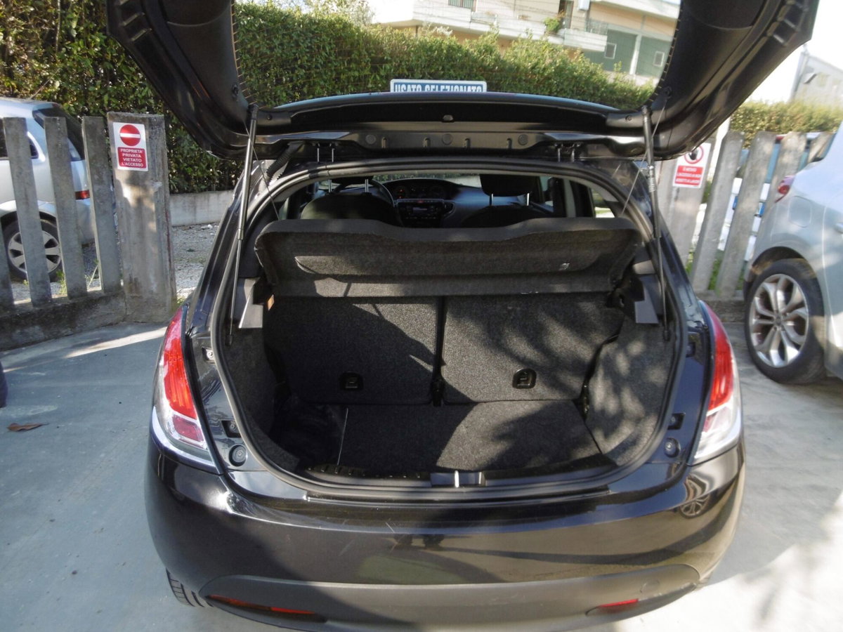 Lancia Ypsilon 1.0 FireFly 5 porte S&S Hybrid Silver Plus (17)
