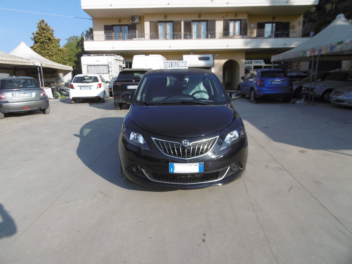 Lancia Ypsilon 1.0 FireFly 5 porte S&S Hybrid Silver Plus (2)