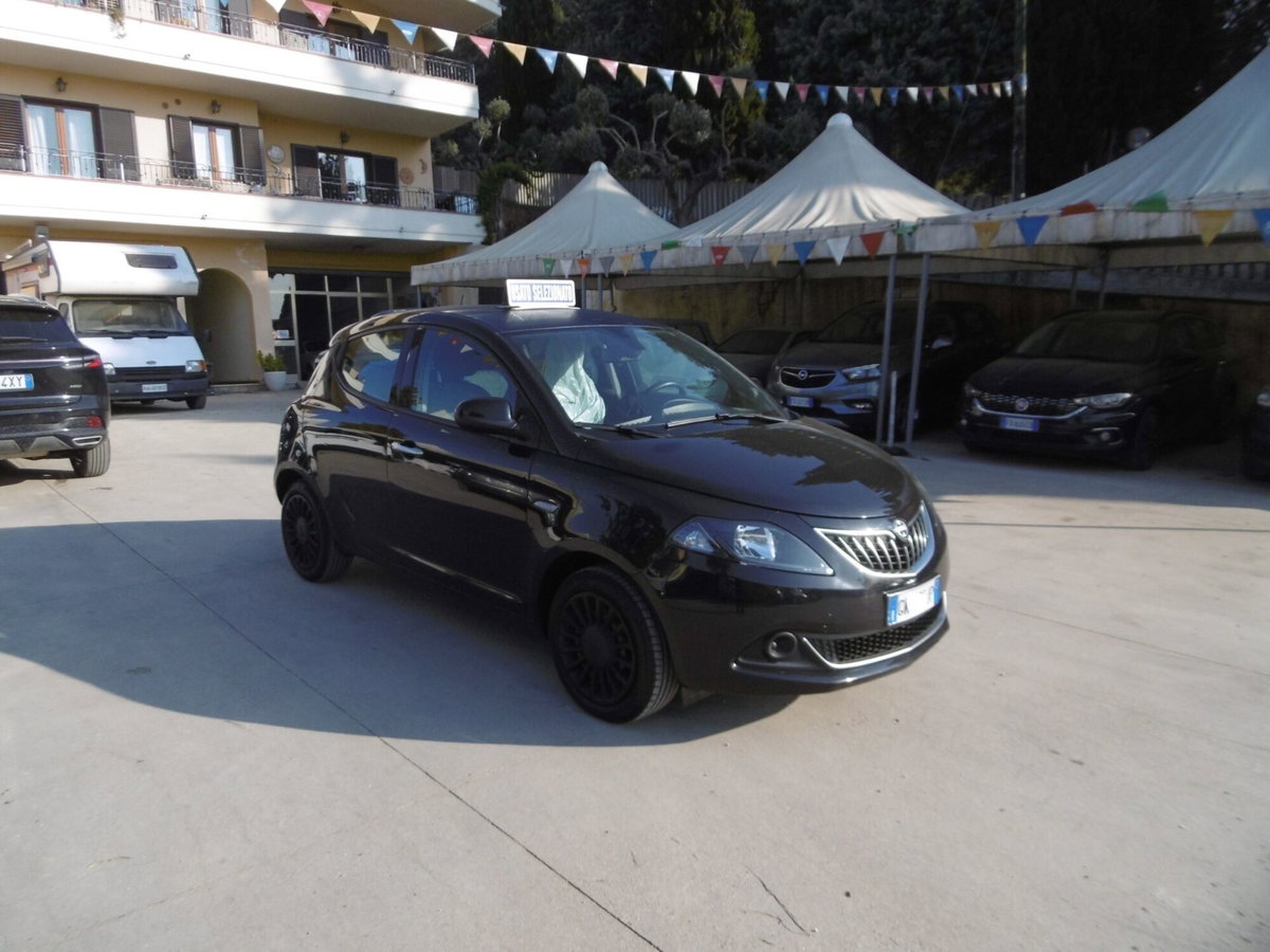 Lancia Ypsilon 1.0 FireFly 5 porte S&S Hybrid Silver Plus (3)