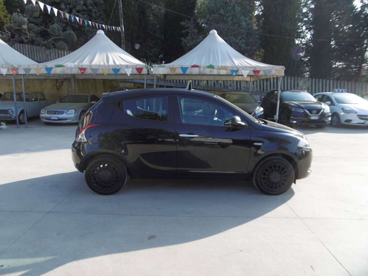 Lancia Ypsilon 1.0 FireFly 5 porte S&S Hybrid Silver Plus (4)