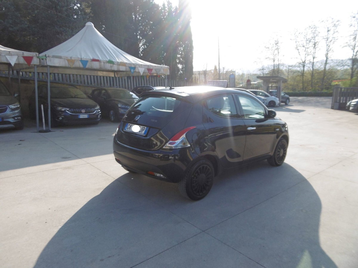 Lancia Ypsilon 1.0 FireFly 5 porte S&S Hybrid Silver Plus (5)