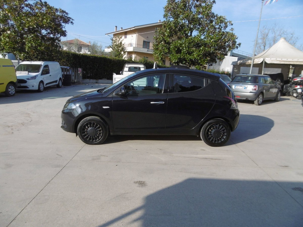 Lancia Ypsilon 1.0 FireFly 5 porte S&S Hybrid Silver Plus (8)