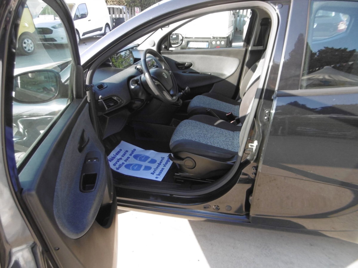 Lancia Ypsilon 1.0 FireFly 5 porte S&S Hybrid Silver Plus (9)