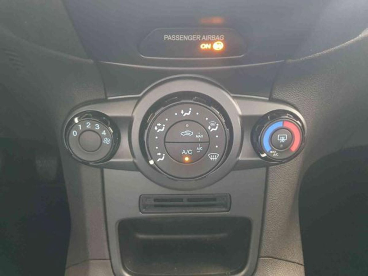 Ford Fiesta 1.4 5p. Bz.- GPL Titanium (9)
