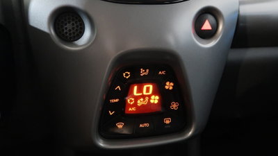 Toyota Aygo 1.0 VVT-i 72 CV 5 porte x-play (12)