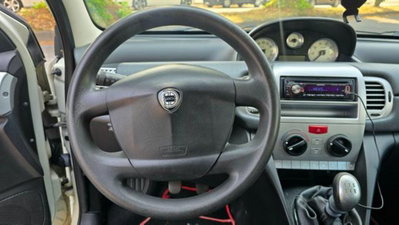 Lancia Ypsilon 1.2 Versus (17)