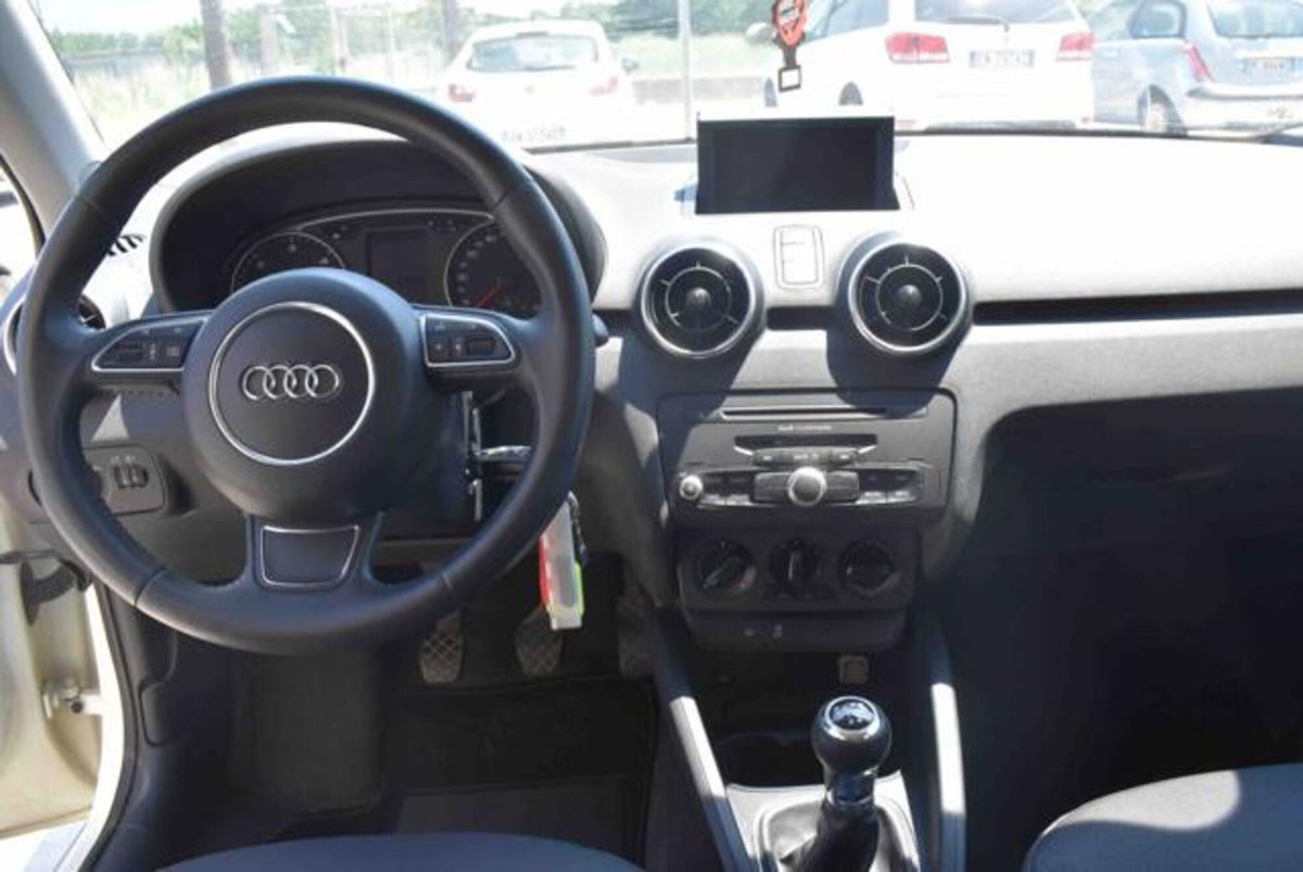 Audi A1 Sportback 1.6 TDI S tronic Attraction (11)