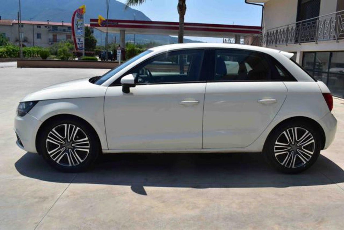Audi A1 Sportback 1.6 TDI S tronic Attraction (5)