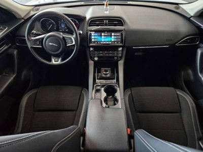 Jaguar F-Pace 2.0 D 180 CV AWD R-Sport (8)