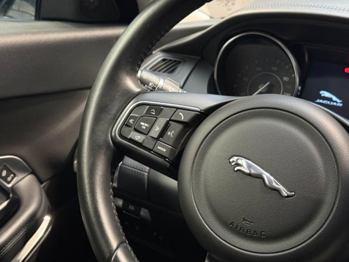 Jaguar E-Pace 2.0D 180 CV AWD aut. R-Dynamic (19)