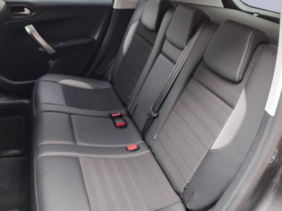 Peugeot 2008 120 EAT6 S&S Crossway (11)