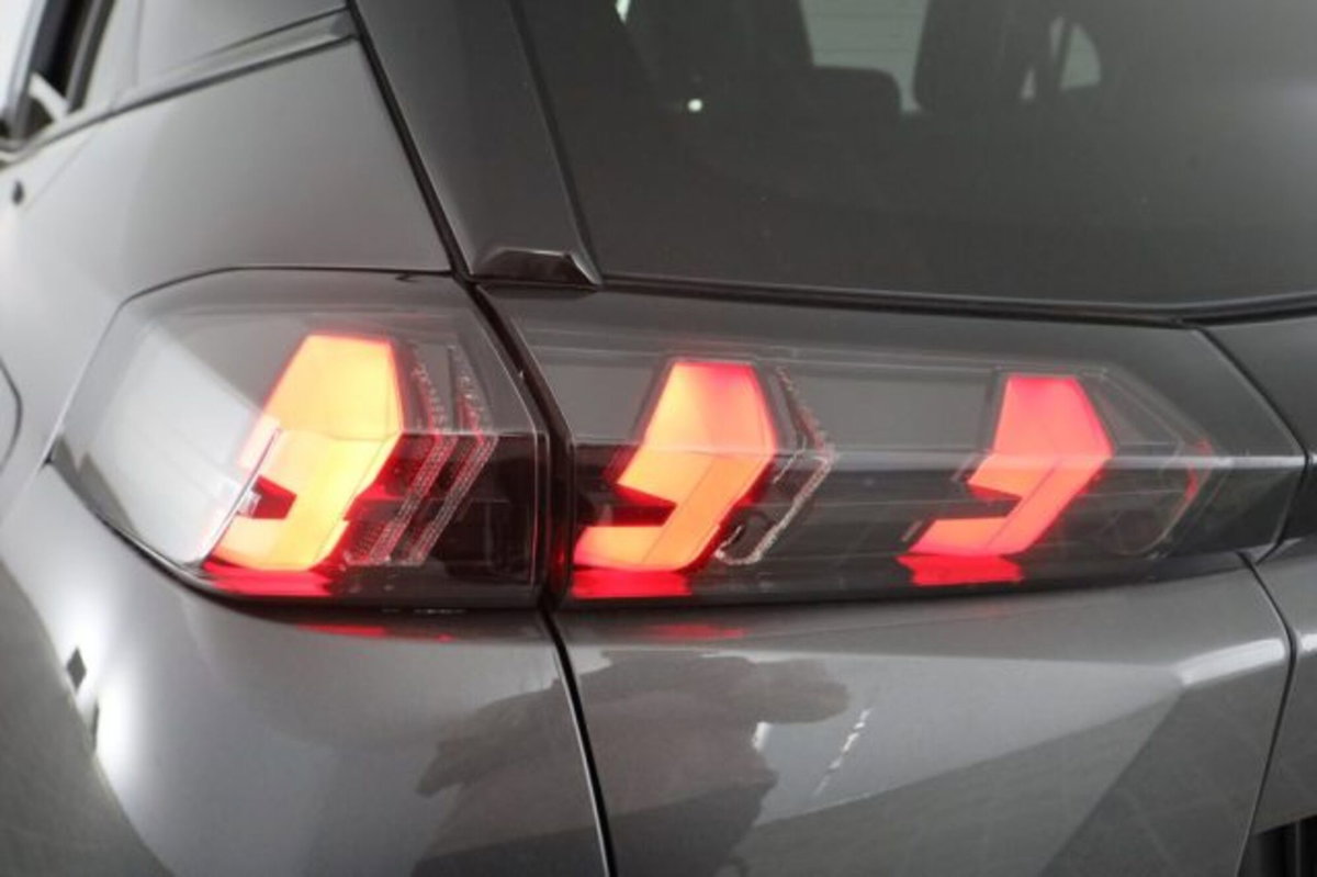 Peugeot 2008 PureTech 130 S&S EAT8 Allure Pack (10)