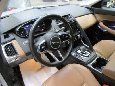 Jaguar E-Pace 2.0D I4 163 CV R-Dynamic SE (7)