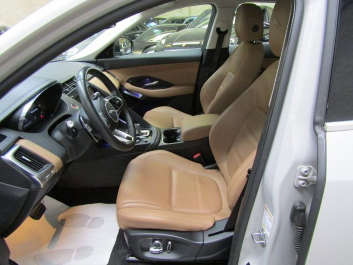 Jaguar E-Pace 2.0D I4 163 CV R-Dynamic SE (8)