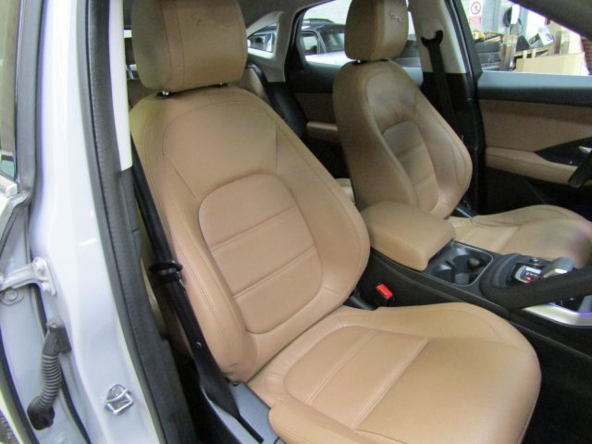 Jaguar E-Pace 2.0d i4 mhev R-Dynamic SE awd 163cv auto (17)