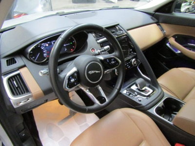Jaguar E-Pace 2.0d i4 mhev R-Dynamic SE awd 163cv auto (7)