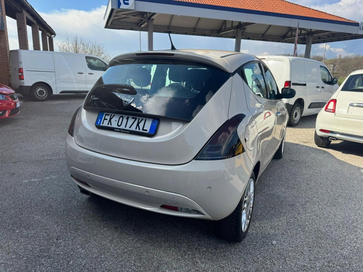 Lancia Ypsilon 1.3 MJT 16V 95 CV 5 porte S&S Silver (2)