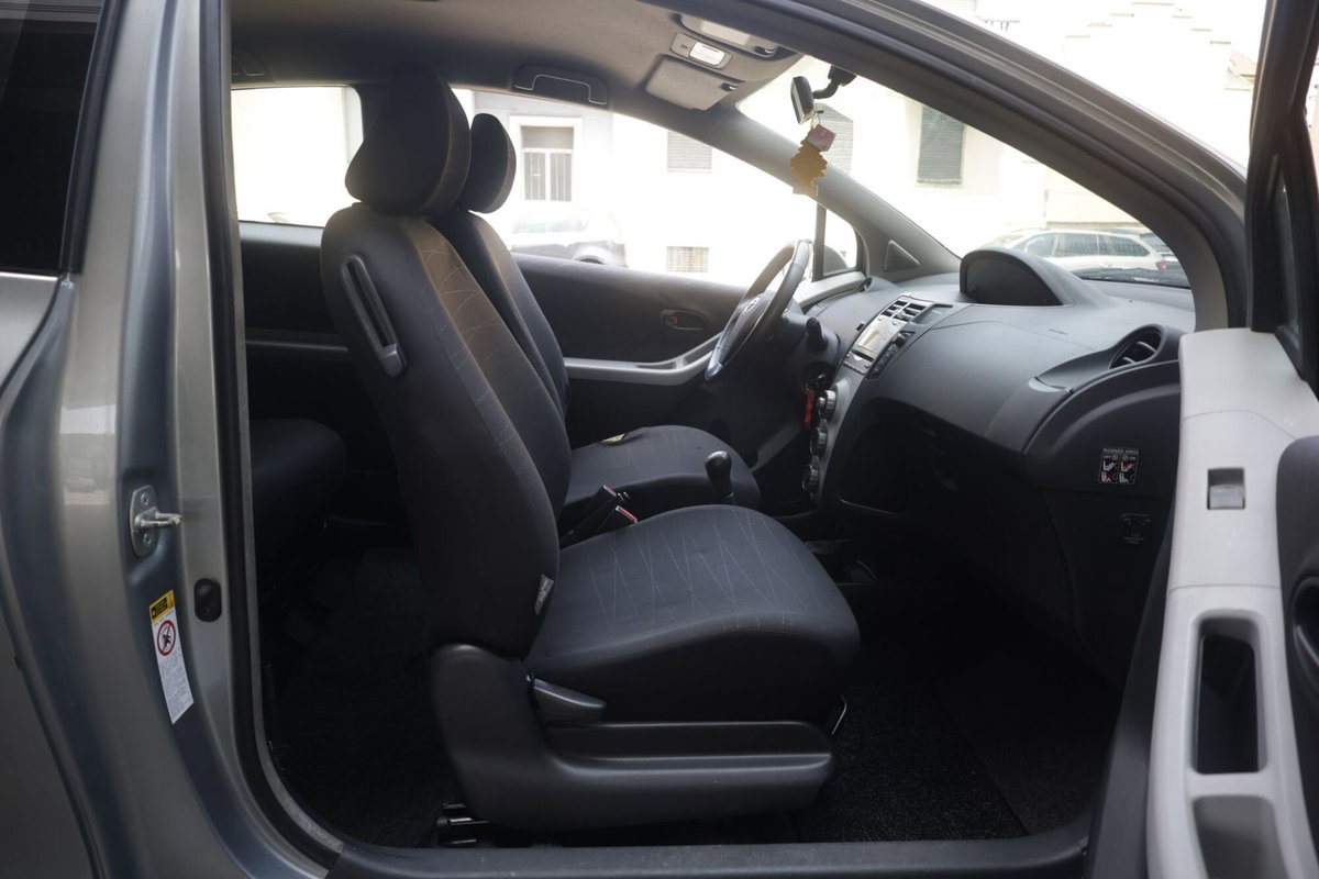 Toyota Yaris 1.0 3 porte Sol (11)