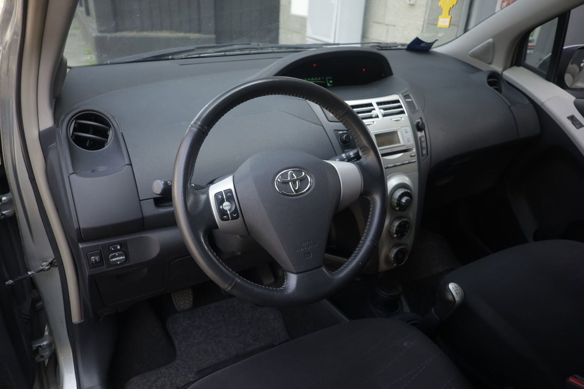 Toyota Yaris 1.0 3 porte Sol (14)