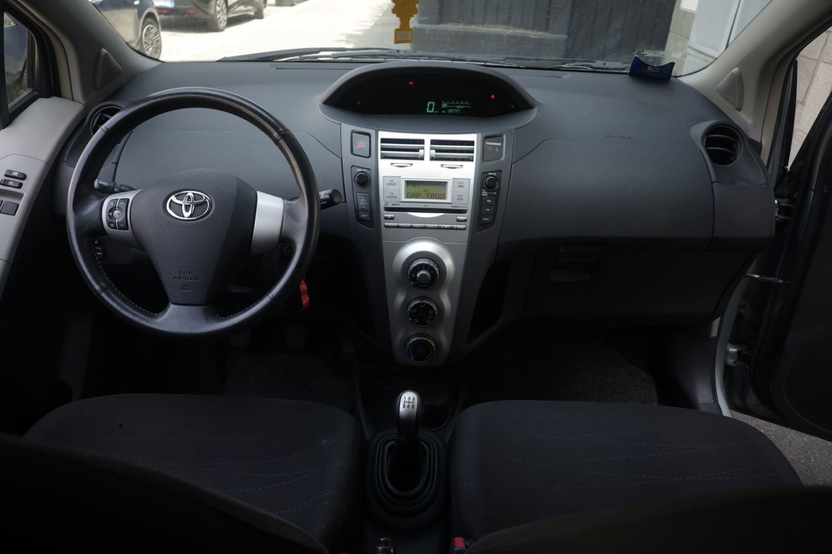 Toyota Yaris 1.0 3 porte Sol (3)