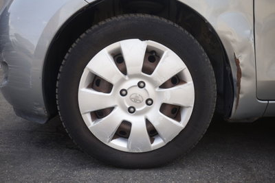Toyota Yaris 1.0 3 porte Sol (6)