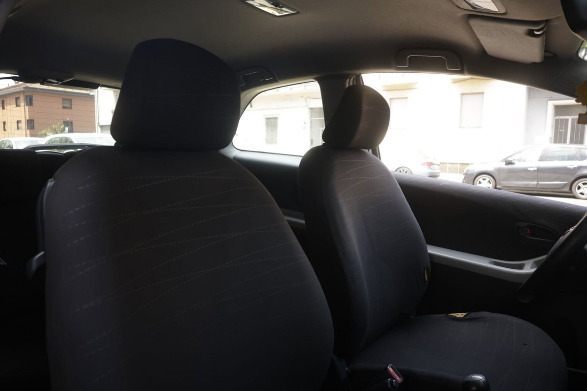 Toyota Yaris 1.0 3 porte Sol (7)