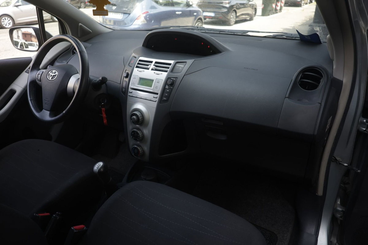Toyota Yaris 1.0 3 porte Sol (9)