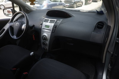 Toyota Yaris 1.0 3 porte Sol (9)