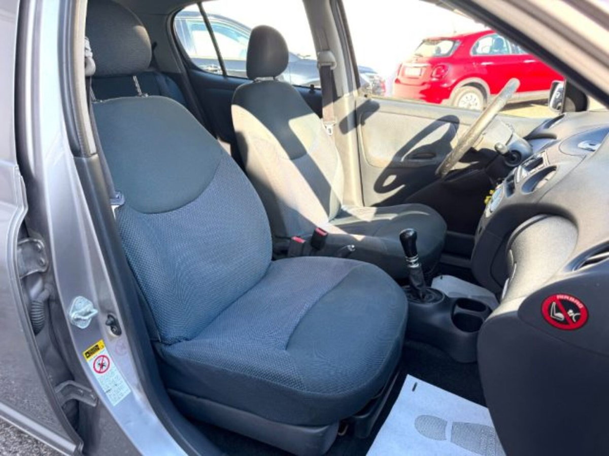 Toyota Yaris D-4D cat 5 porte Sol (10)