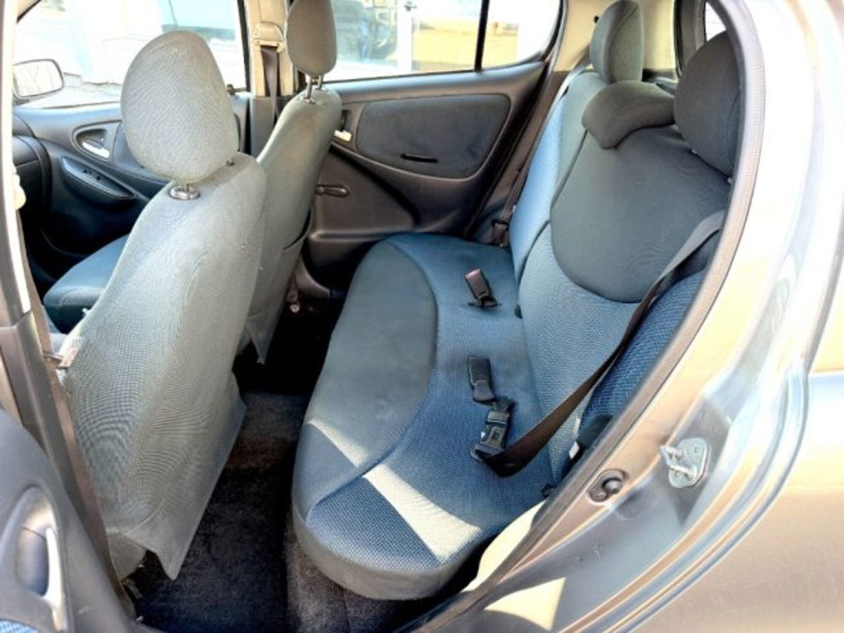 Toyota Yaris D-4D cat 5 porte Sol (12)