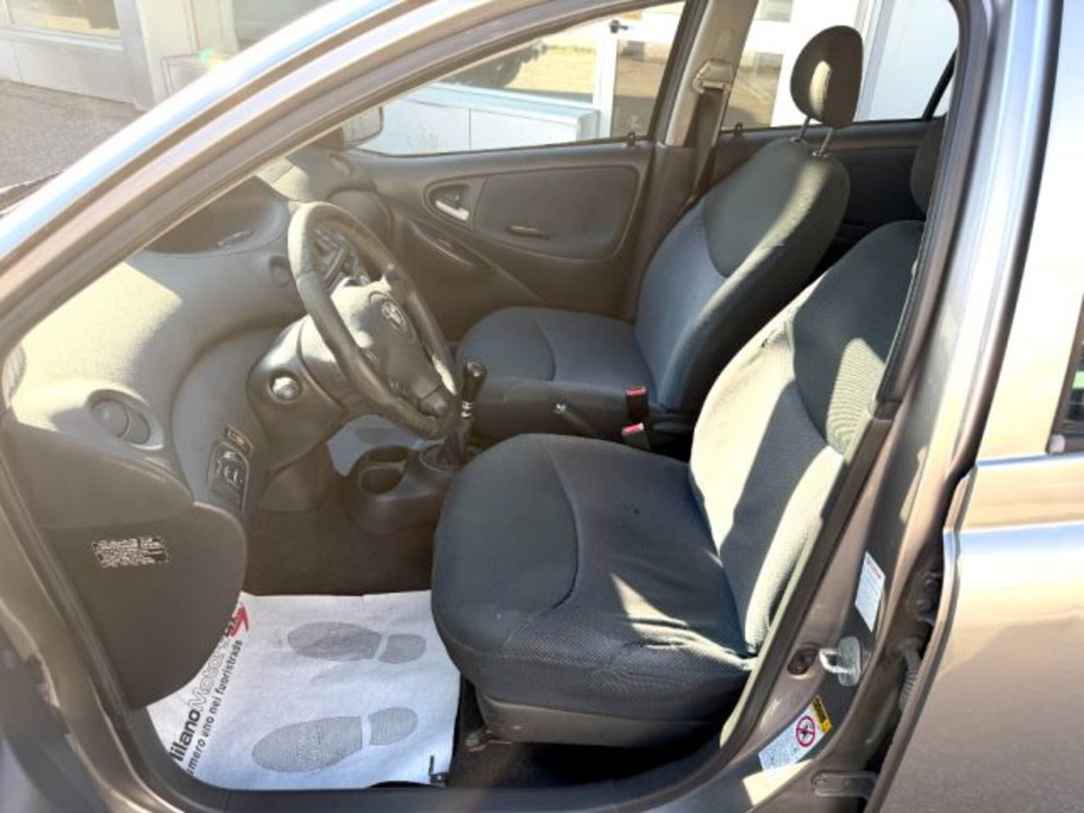 Toyota Yaris D-4D cat 5 porte Sol (8)