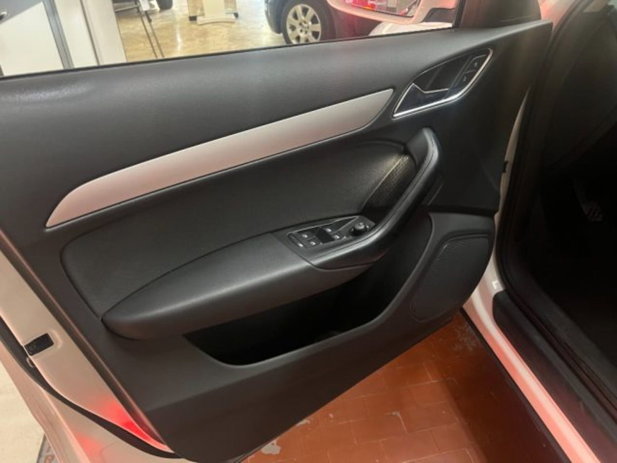 Audi Q3 2.0 TDI 120 CV Business (10)