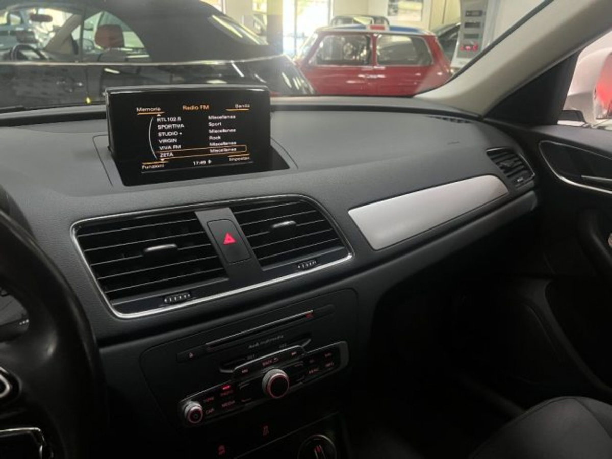 Audi Q3 2.0 TDI 120 CV Business (17)